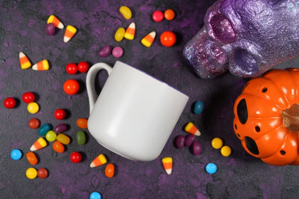 Хэллоуин трюк или лечить тему продукта макет плоскости на фиолетовом фоне — стоковое фото