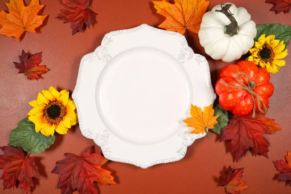 秋の葉とカボチャのテーマ製品モックアップフラットは茶色の背景に横たわっています — ストック写真