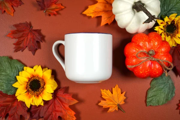 Outono folhas e abóboras tema produto mockup flatlay no fundo marrom — Fotografia de Stock