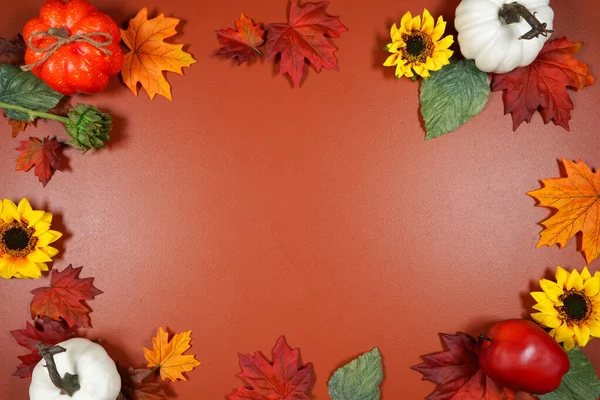 Autunno autunno tema piatto laici sfondo con zucche e foglie d'acero. — Foto Stock