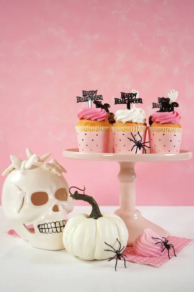 Sur la tendance rose Halloween table de fête avec cupcakes — Photo