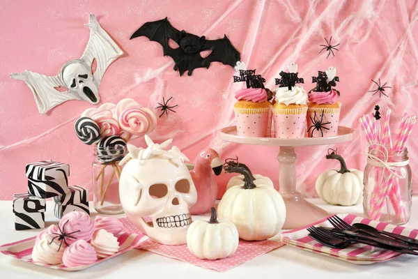 Tavolo da festa di Halloween rosa di tendenza con cupcake — Foto Stock