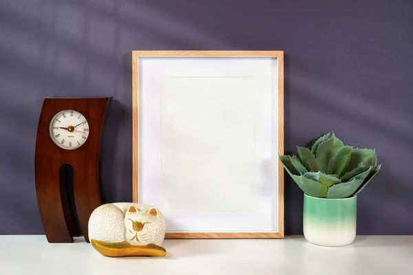 En la sombra de la tendencia marco de la fotografía maqueta con nuevos colores de temporada. — Foto de Stock