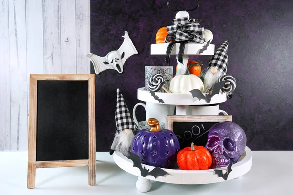 Halloween Farmhouse trick eller behandla produkt mockup med skalle gnome och pumpor. — Stockfoto