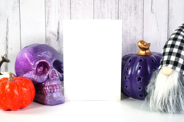 Halloween parasztház trükk vagy kezelésére termék mockup koponya törpe és tök. — Stock Fotó