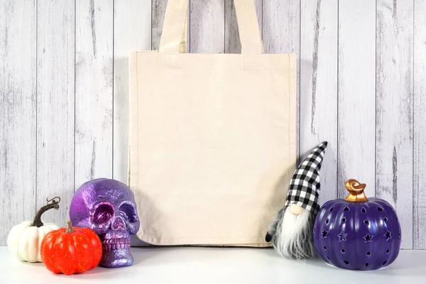 Halloween Bauernhof Trick oder behandeln Produkt-Attrappe mit Totenkopfzwerg und Kürbissen. — Stockfoto