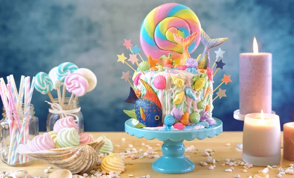 Bolo de candyland tema sereia com caudas de glitter, conchas e criaturas do mar . — Fotografia de Stock