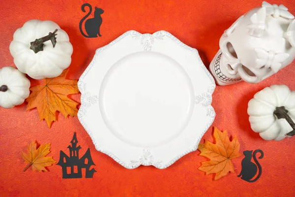 Halloween trick eller behandla produkt mockup med vit skalle och pumpor. — Stockfoto