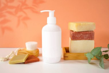 Biçimli ayarlarda kozmetik cilt içi boş konteynır modellemeleri.