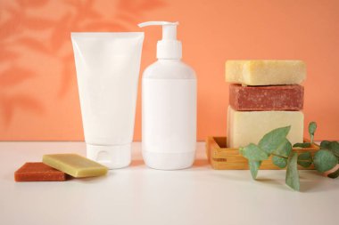 Biçimli ayarlarda kozmetik cilt içi boş konteynır modellemeleri.