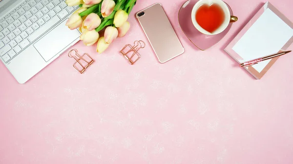 Feminine rosa Desktop-Arbeitsplatzkopf Blog-Header über Kopf flach legen. — Stockfoto