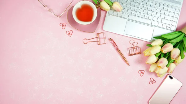 Feminino rosa área de trabalho blog cabeçalho aéreo flat lay. — Fotografia de Stock