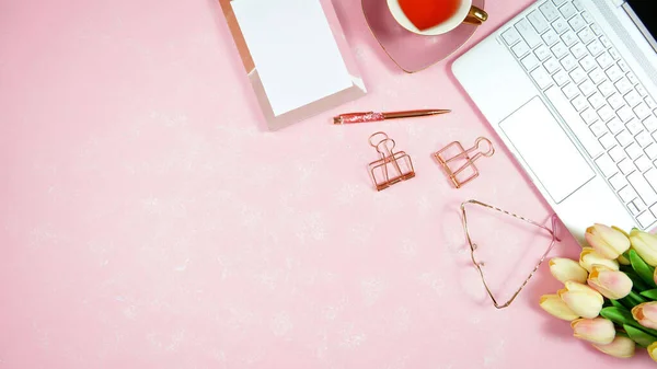 Feminine rosa Desktop-Arbeitsplatzkopf Blog-Header über Kopf flach legen. — Stockfoto