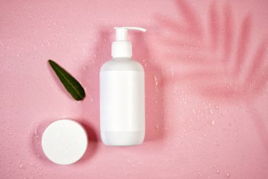 Biçimli ayarlarda kozmetik cilt içi boş konteynır modellemeleri.