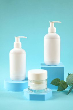 Biçimli ayarlarda kozmetik cilt içi boş konteynır modellemeleri.