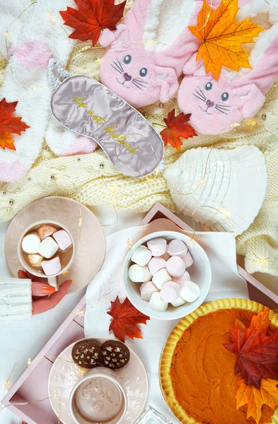Przytulne Święto Dziękczynienia flatlay z Pumpkin Pie i gorącej czekolady. — Zdjęcie stockowe