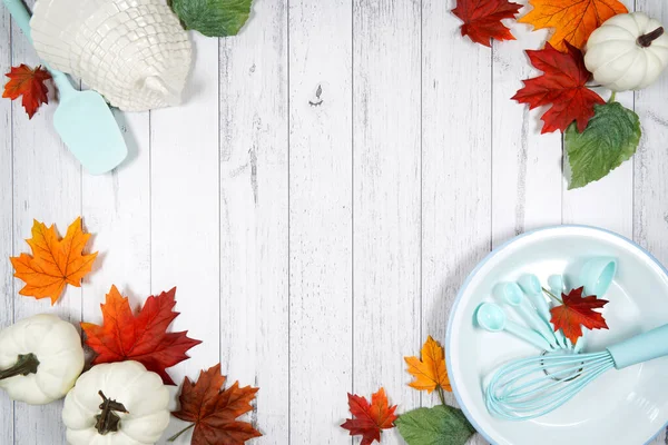 Thanksgiving flatlay bordure encadrée toile de fond en bois blanc. — Photo