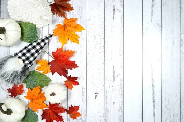 Thanksgiving flatlay bordure encadrée toile de fond en bois blanc. — Photo