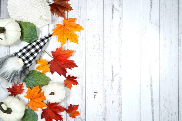 Thanksgiving platt ram gräns bakgrund vit trä bakgrund. — Stockfoto