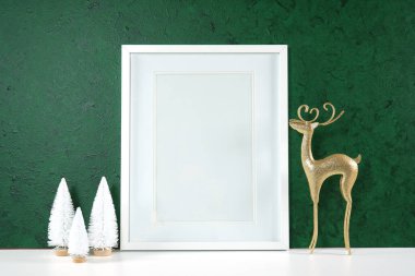 Altın ren geyiği ve beyaz Xmas ağaçlarıyla Noel yeşili tema ürünü..