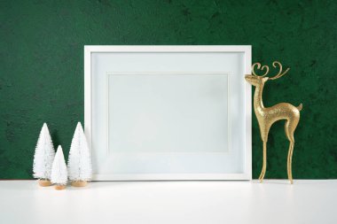 Altın ren geyiği ve beyaz Xmas ağaçlarıyla Noel yeşili tema ürünü..