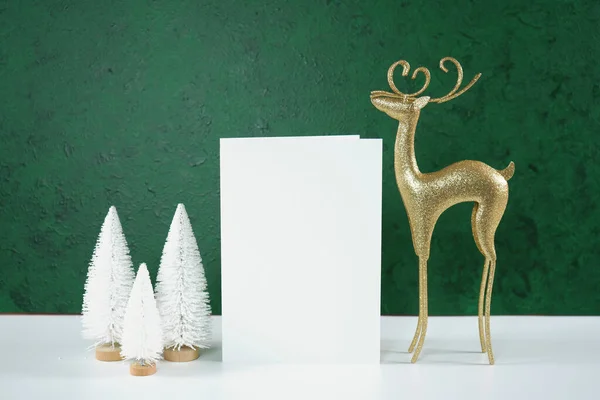 Kerst groen thema product mockup met gouden rendieren en witte kerstbomen. — Stockfoto