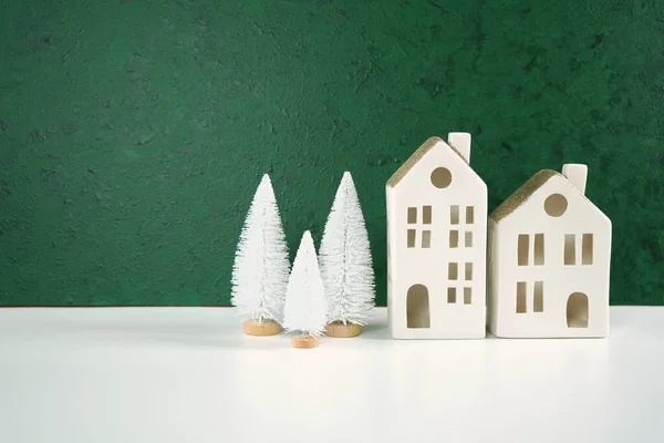 Рождественский фон в рамке границы с белыми деревенскими домами. Стоковая Картинка
