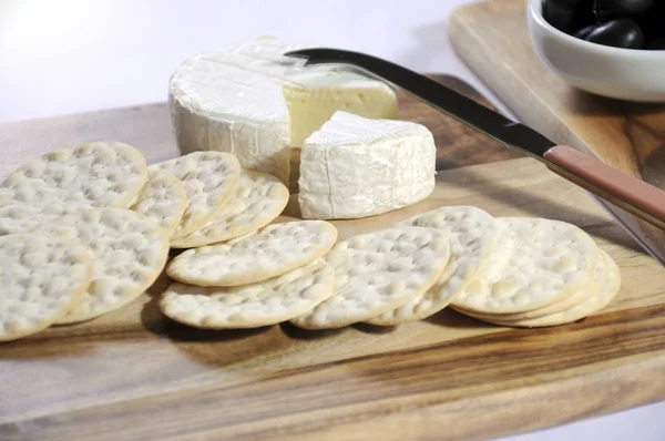 Närbild av av ostbricka med camembert ostbricka — Stockfoto