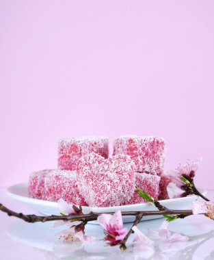 Pembe Kalp şekli küçük lamington Pastalar