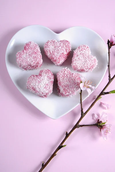Corazón rosa forma pequeños pasteles de lamington —  Fotos de Stock
