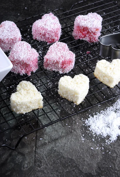 Corazón rosa forma pequeños pasteles de lamington —  Fotos de Stock