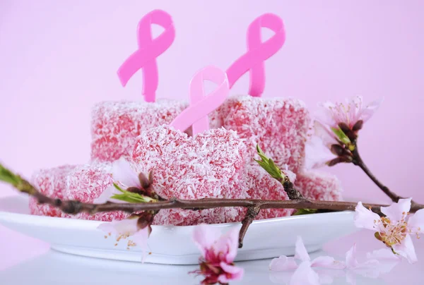 Corazón rosa forma pequeños pasteles de lamington —  Fotos de Stock