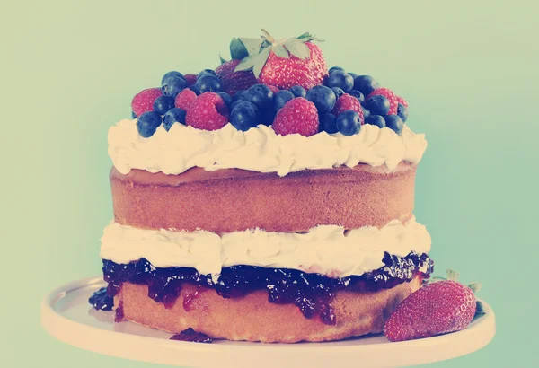 ホイップ クリームと新鮮な果実スポンジ層ケーキ — ストック写真