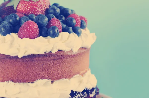 Pastel de capa de esponja con bayas frescas y crema batida —  Fotos de Stock