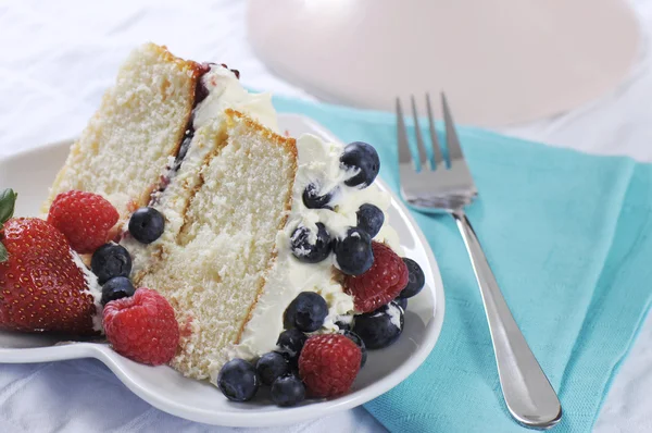 Spons layer cake met verse bessen en slagroom — Stockfoto