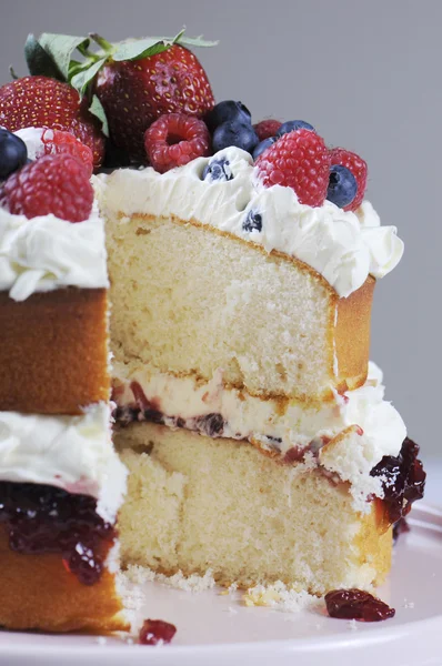 Pastel de capa de esponja con bayas frescas y crema batida — Foto de Stock