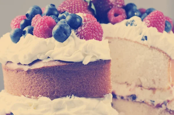 Pastel de capa de esponja con bayas frescas y crema batida —  Fotos de Stock