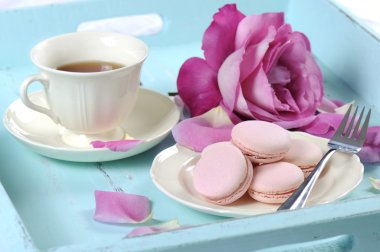 şık zarif ikindi çayı ile macarons ve güller.