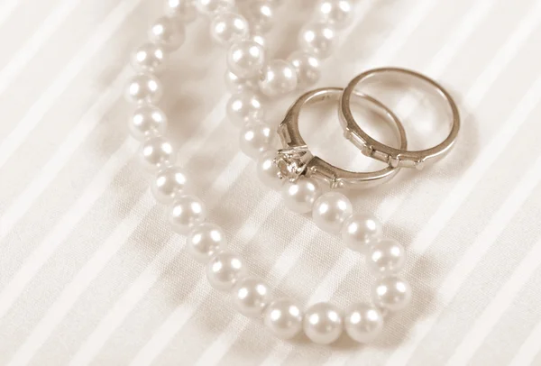 Anéis de casamento e noivado — Fotografia de Stock