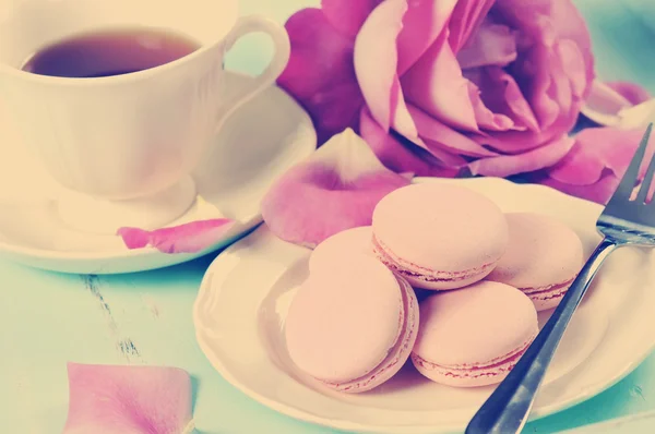Стильный элегантный послеобеденный чай с макаронами и розами . — стоковое фото