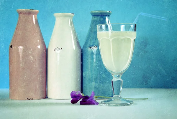 Vintage estilo grunge botellas de leche rosa, blanca y azul —  Fotos de Stock