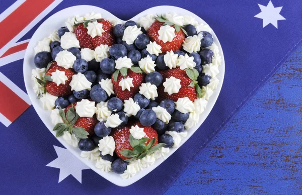 Rote weiße und blaue Beeren mit frisch geschlagenen Sahnesternen. — Stockfoto