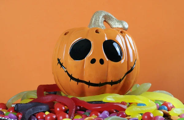 Halloween pumpkin with trick or treat candy. — Stock Photo, Image
