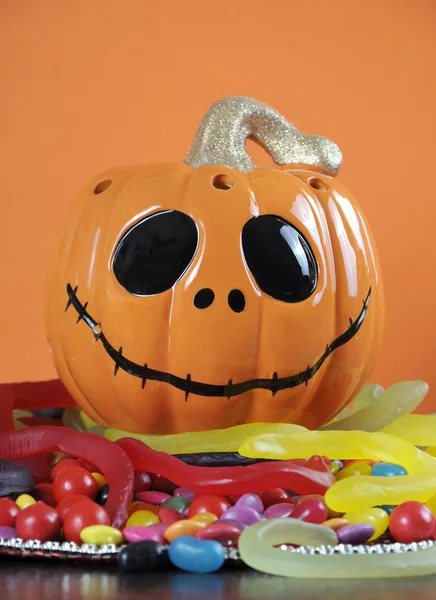 Halloween pumpa med Bus eller godis godis. — Stockfoto