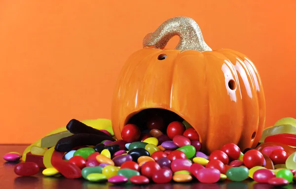 Halloween pumpkin with trick or treat candy. — Stock Photo, Image