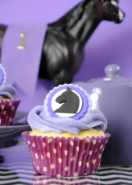 Mesa de fiesta temática de carreras de caballos en blanco y negro — Foto de Stock