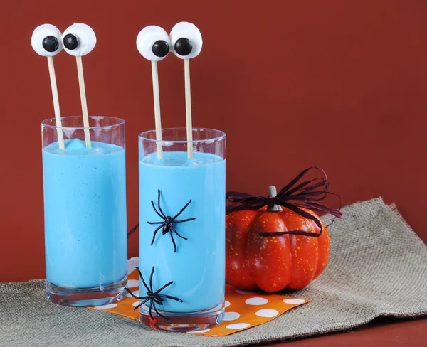 Bebida de licuado azul de Halloween con divertidos ojos de malvavisco —  Fotos de Stock