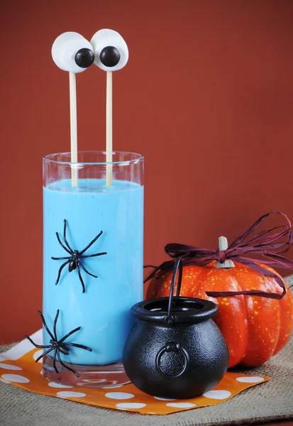 Bevanda al frullato blu di Halloween con occhi di marshmallow divertenti — Foto Stock