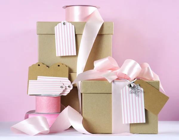 Christmas gift box in modern natural kraft paper and pastel pink trim. — Stock Photo, Image