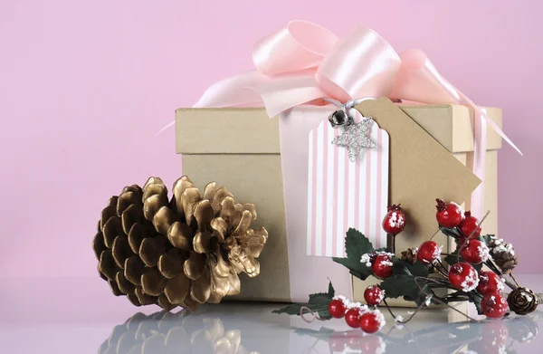 Caja de regalo de Navidad en papel kraft natural moderno y adorno rosa pastel . —  Fotos de Stock